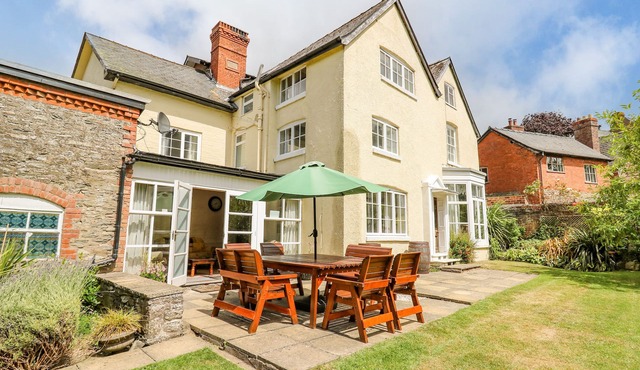 THE LAURELS, pet friendly, with a garden in Bishop's Castle