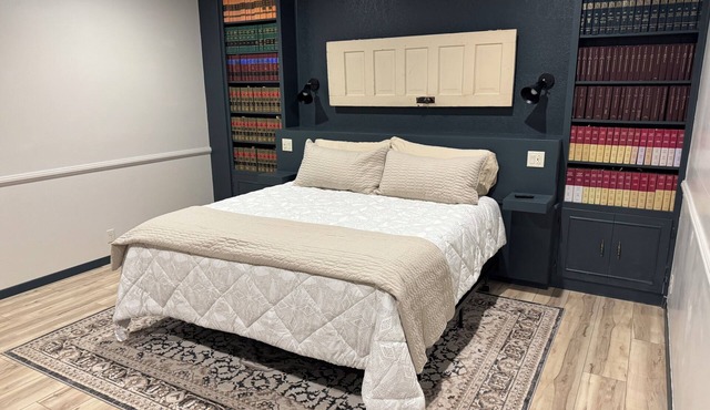 The Lawft, Suite 2, 2 King beds each with own bathroom, No Clean fees or stairs!