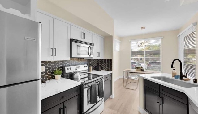 The Layover * A Modern living near LV Strip