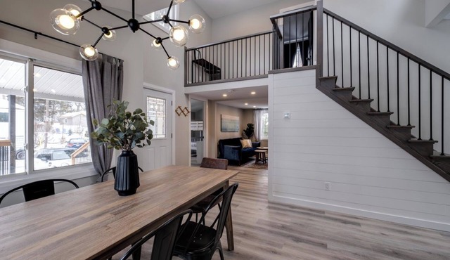 The Lazy Bear Cottage in Grand Bend! Walking Distance to Beach + HOT TUB!