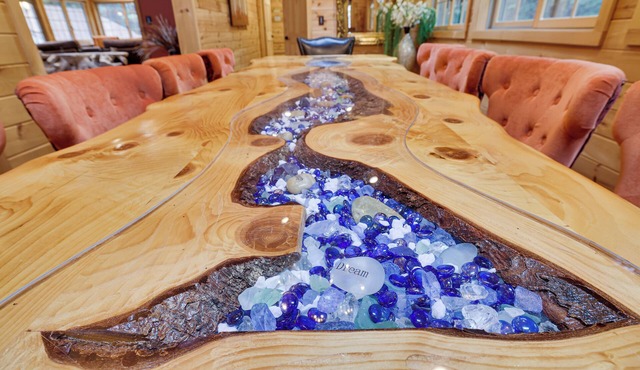 The Lazy Bear Lodge with hot tub, sauna and movie theater in the Hideout