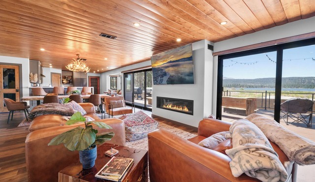 The Lazy Bear - Modern, Lake Views, Smart TV, Deck, BBQ