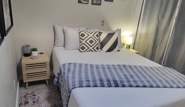 The Lazy Cottage at the base of Pikes Peak w/private hot tubn