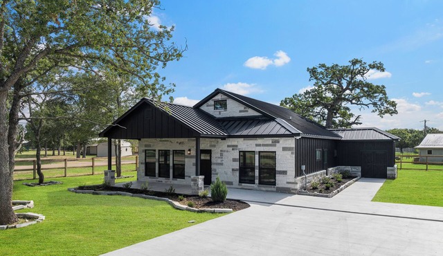The Lazy Joey, Stylish New 3/2 Near Round Top, Lake Somerville & Aggie Game Day!
