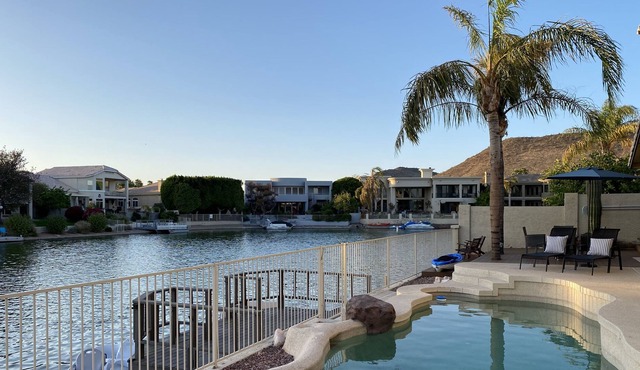 The Lazy Kayak, Lakefront Home with a Heated Pool, Kayak & Dock