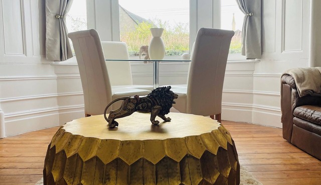 THE LAZY LION - Spacious 2 Bedroom - Town Centre Holiday Home Apartment