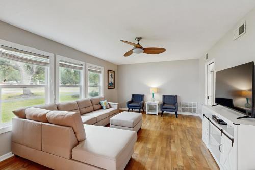 The Lazy Oak Retreat