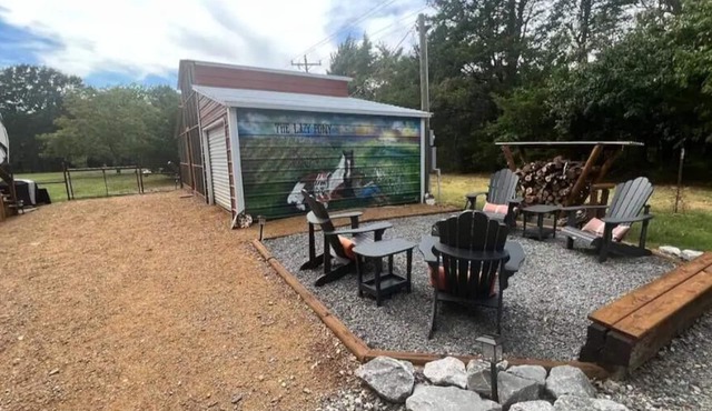 The Lazy Pony at the Barn/Hot Tub/3 acres Hiking Trails/Unique Barn Living Area