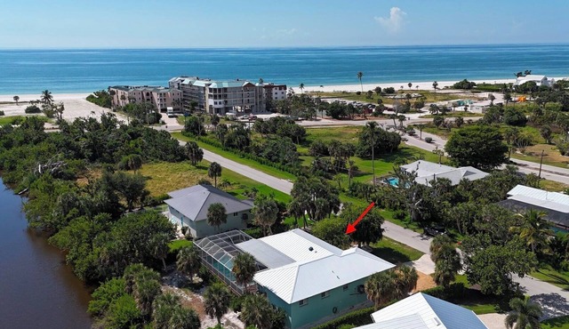 The Lazy Ray Retreat: Private beach access, pet friendly, pool and sleeps 6 - 8.