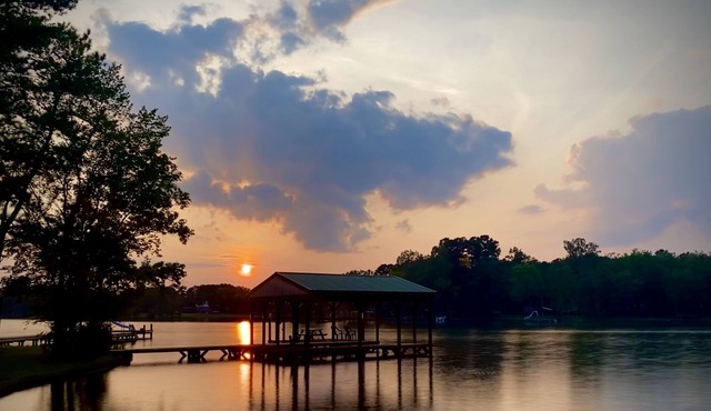 The Lazy Worm Getaway - Entire cabin with private boat ramp and covered dock