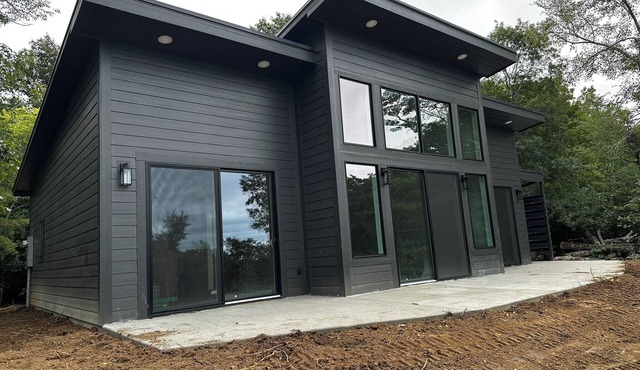 The Ledge on Lookout! 2 Bedroom brow cabin with private hot tub and a view!