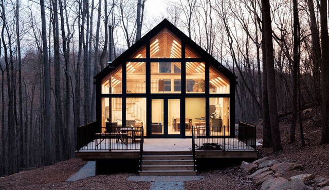 The Ledges Cabin - modern luxury on 35 acres, 8 person hot tub, wood fireplace.