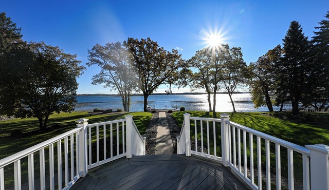 *The Legacy on Lake Lizzie -a Lake Front Escape*