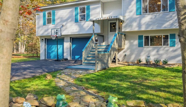 The Leisure NestnBird themed retreat w/hot tub, fire pit, gameroom, gym & more.