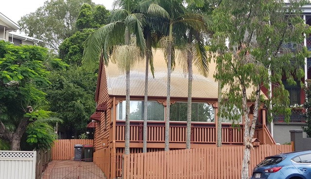 The Leopard Spot @ 43 | walk to Gabba AFL, City, SouthBank | FREE NBN WiFi