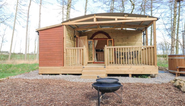 THE LEVERET, pet friendly, with hot tub in Eppleby