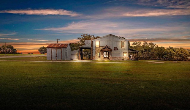 The Levi Gin - Luxury Vintage Retreat