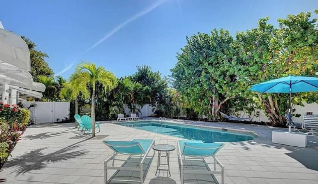 The Lewis Cottage Pool, Downtown, Beach, Shops & Restaurants!