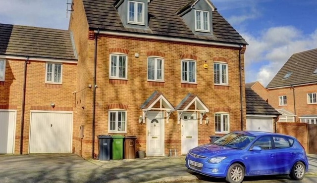 The Leyburn | Large Executive House | Parking & Garden | Short Term Let by SILVA