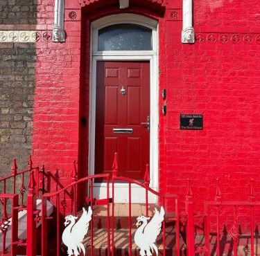 The LFC Red House - Spacious House With 5 Bedrooms, 2 Bathrooms, Street Parking And 1 Minute From The Stadium