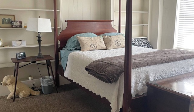 The Library, a 1-bedroom apartment in Hannibal awaits your visit.