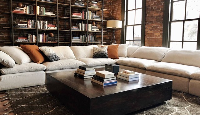 The Library-Penthouse condo w/pool table lounge