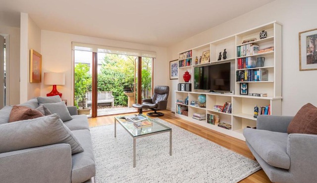 The Light House - Close to Harold Holt Swim Centre