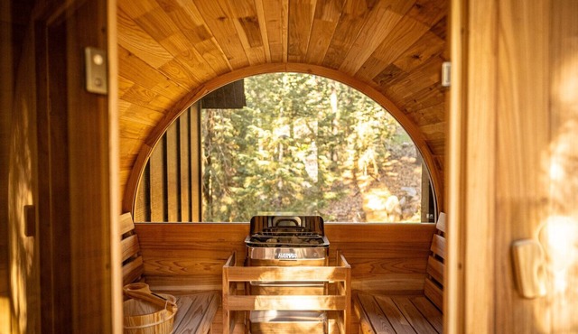 The Lightfoot Cabin · Mid-Century Perfect Romantic Getaway Hot Tub|Sauna