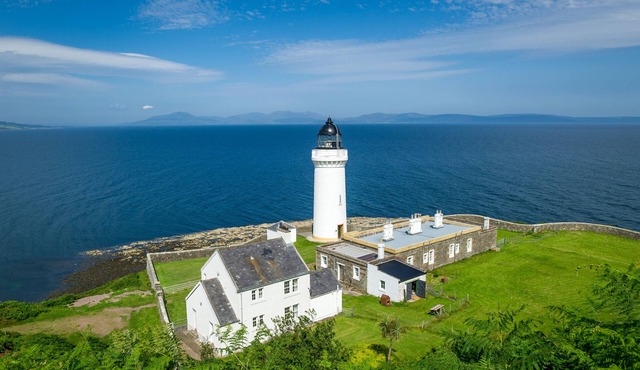 The Lighthouse Cottage - unique, spacious house with stunning seaviews