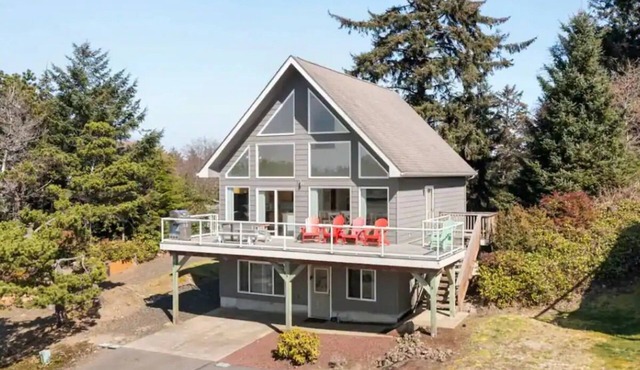 The Lighthouse - Hot Tub, Walk to Beach, Sleeps 10, Pets Allowed