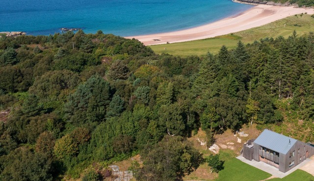 The Lighthouse - Luxurious Contemporary Home - Spectacular Sea & Mountain Views