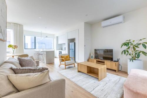 The Lightwell - Sunlit Beachside Escape with Rooftop