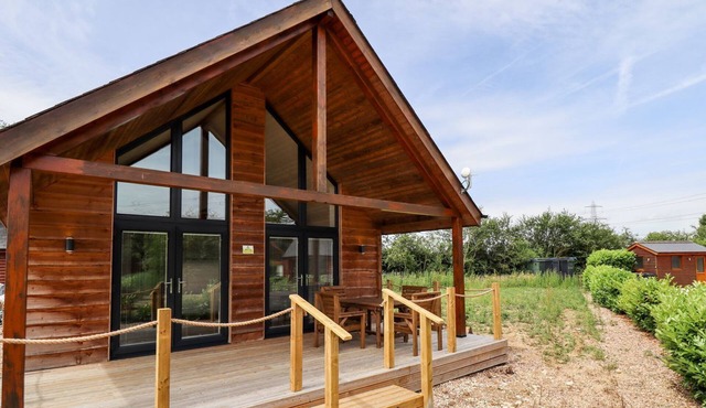 THE LILAC OWL, pet friendly, with hot tub in South Hykeham