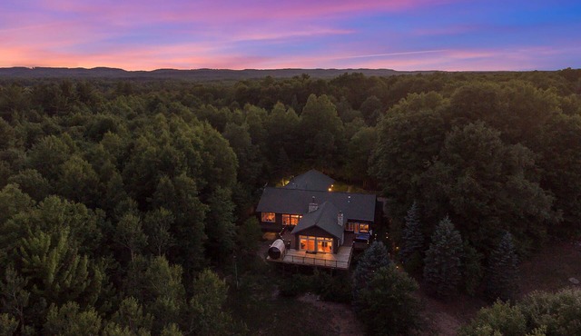 The Lilley Woods Lodge ~ Luxury stay next to Crystal Mountain