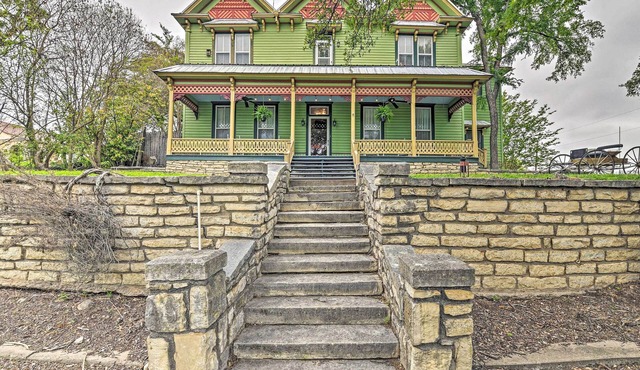 The Lilly House: Historic Glen Rose Home w/Porch!