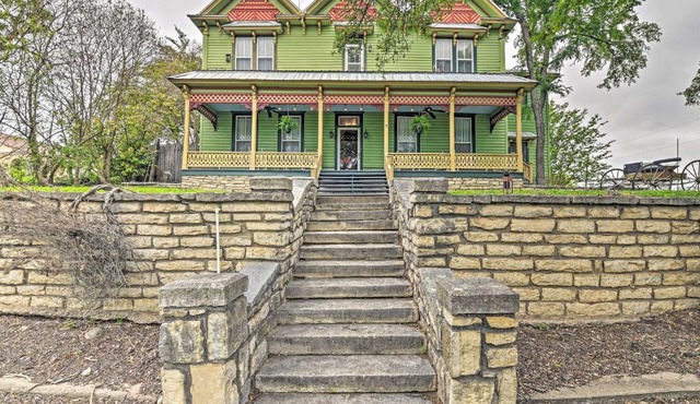 The Lilly House Historic Glen Rose Home with Porch!