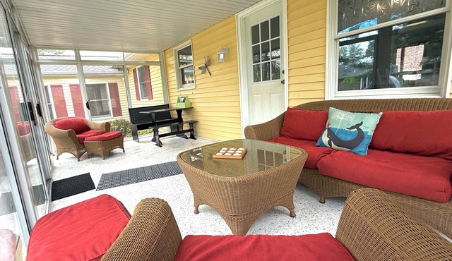 The Lilly Pad: Big fenced in yard, close to beaches, kayaking and more!