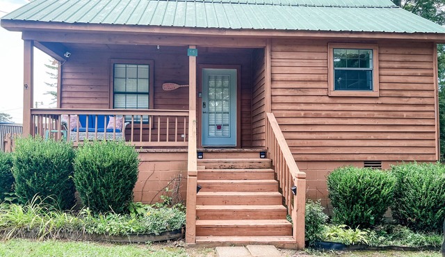 The Lilly Pad Getaway in the middle of Pickwick. 5 mins from Pickwick state park