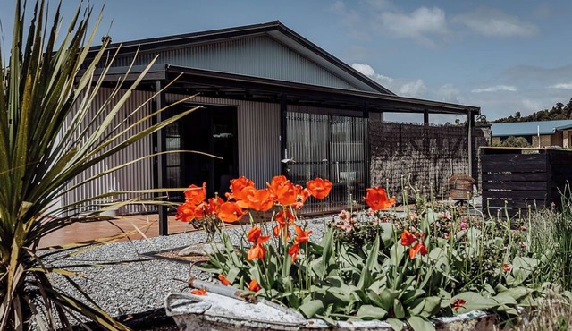 The Lilly Pad - Modern Retreat just 1 min from Hokitika