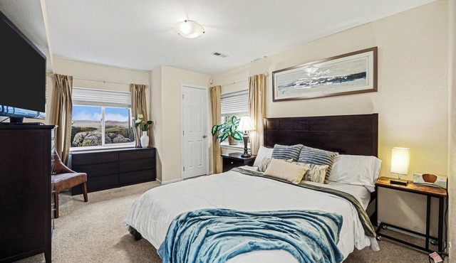 The Lily Pad-1700sqft Exec Suite. Kitchen, Office, Gym, theater. Shared Entrance