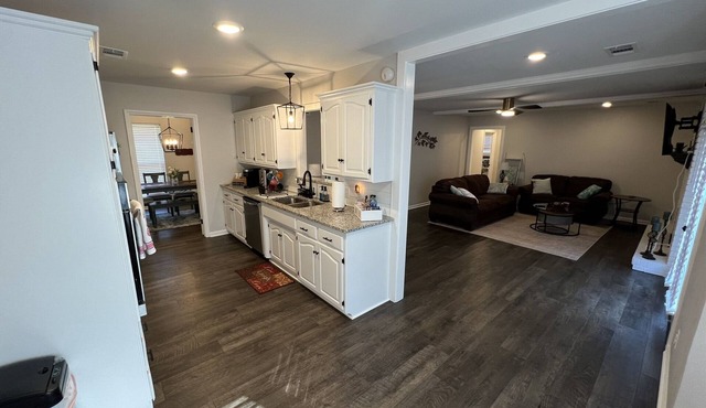The Lily Pad. 3 bd/1ba. 4 beds. Center of town! Fenced backyard!