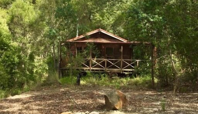 The Lilypond - a beautiful escape with log fire & spa bath surrounded by nature.