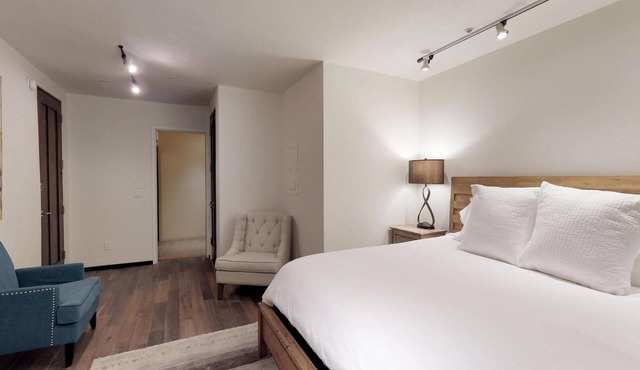 The Lincoln 304, 1 Bed/1 Bath, Studio with Kitchenette