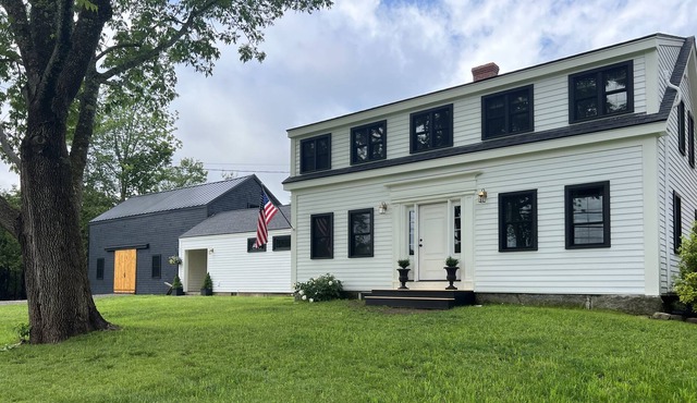 The Lincolnville House, farmhouse , hot tub 2 min to beach 6 min to Camden