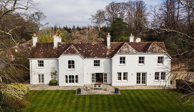 The Lindens, Luxury Country Manor House with private grounds and swimming pool.