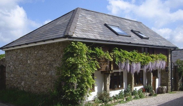 THE LINHAY, pet friendly, character holiday cottage in Throwleigh