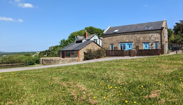 THE LINHAY, pet friendly, character holiday cottage in Bridport