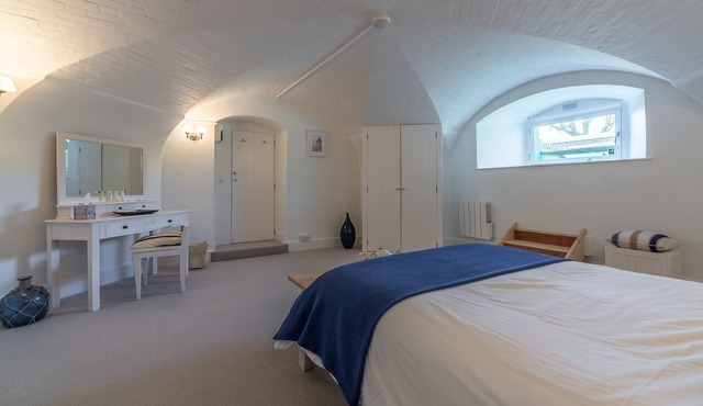 The Link at Cromer Lighthouse site with spectacular sea views, is an interesting one bedroom cottage