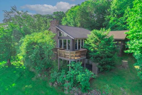 The Linn Creek Lodge Family Home with Private Dock