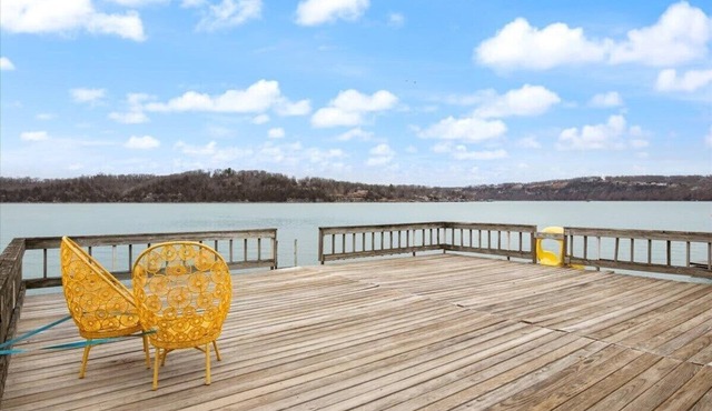 The Linn Creek Lodge: Home with Private Dock